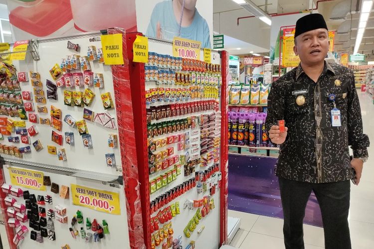 Wakil Wali Kota Tegal M. Jumadi menemukan mainan anak berbentuk bungkus rokok saat sidak mainan berbentuk botol miras di salah satu mall di Kota Tegal, Jawa Tengah, Selasa (28/1/2020).