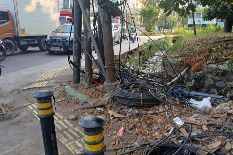 Kabel Semrawut di Pluit Jakut, Sebagian Putus dan Menjuntai ke Trotoar