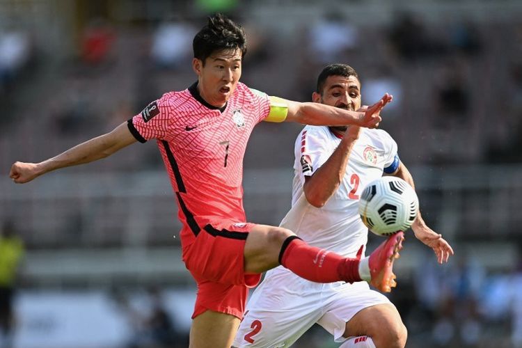 Penyerang timnas Korea Selatan Son Heung-min dilaporkan menderita cedera betis saat memperkuat negaranya pada ronde laga-laga Kualifikasi Piala Dunia 2022, September 2021.
