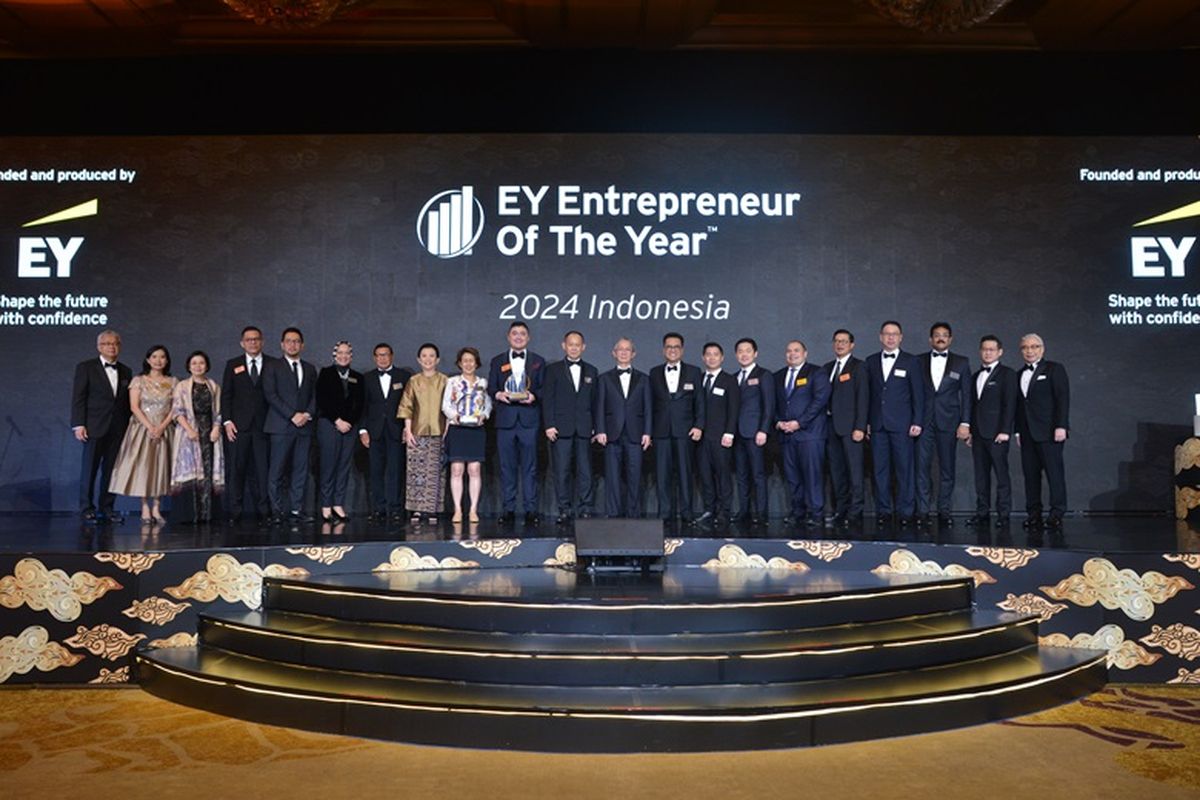 Para penerima penghargaan pada ajang EY Entrepreneur Of The Year™ (EOY) 2024 Indonesia.