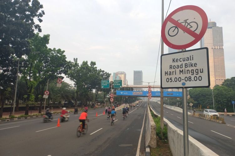 Rombongan pesepeda melintasi JLNT Kampung Melayu-Tanah Abang saat uji coba lintasan road bike, Minggu (13/6/2021).