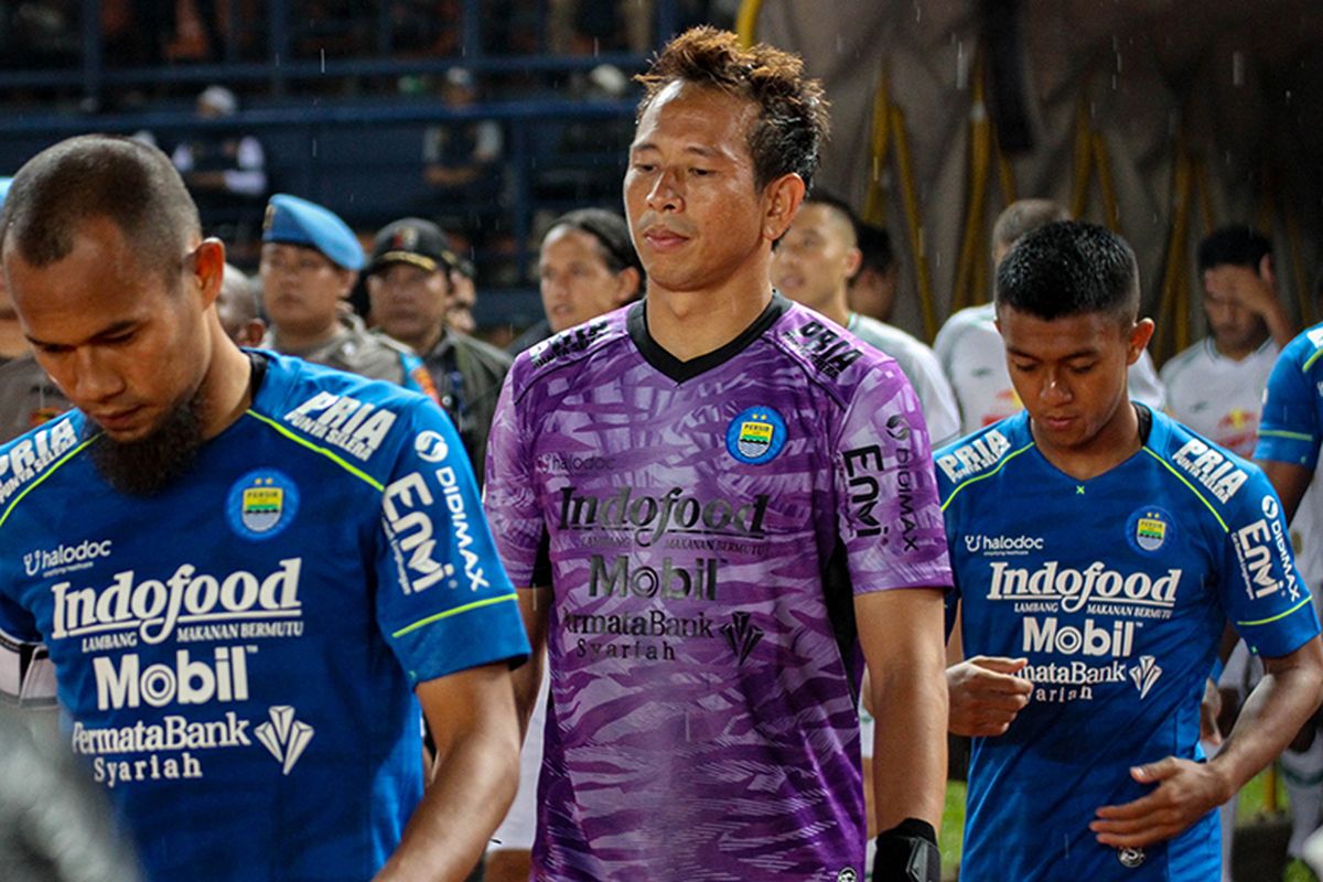 Penjaga gawang Persib Bandung, I Made Wirawan. 