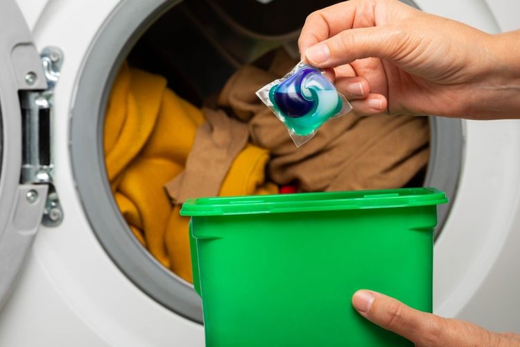 Baju Cepat Kusam? Bisa Jadi Ini Kesalahan Saat Menggunakan Deterjen
