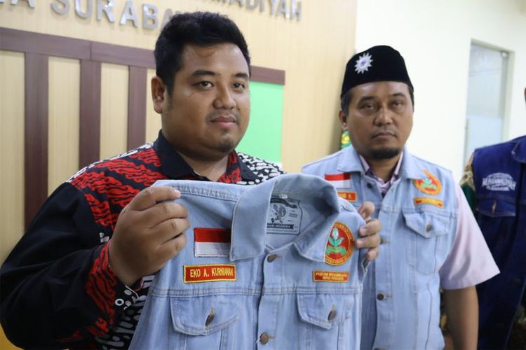 Pemuda Muhammadiyah Kota Surabaya memberikan rompi jeans biru oleh Wali Kota Surabaya Eri Cahyadi.  