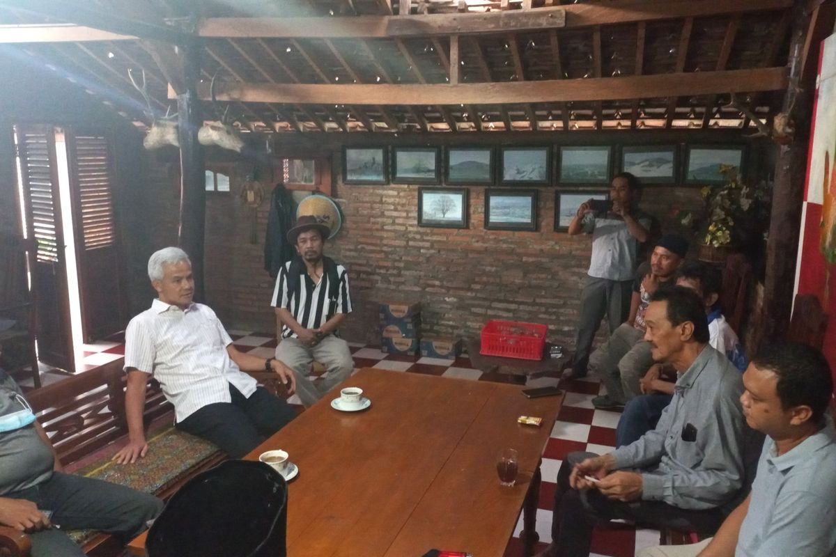 Ganjar (berbaju putih) saat berbincang tentang kemajuan bangsa bersama tokoh-tokoh senior PDI-P Purworejo dikediaman Angko Styarso Widodo mantan Ketua DPRD Purworejo masa bhakti 2004-2009
