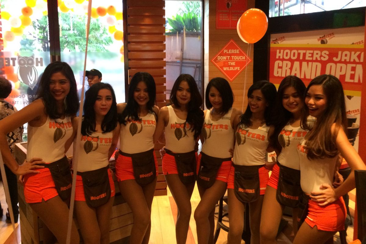 Hooters girls atau pramusaji Hooters Jakarta.
