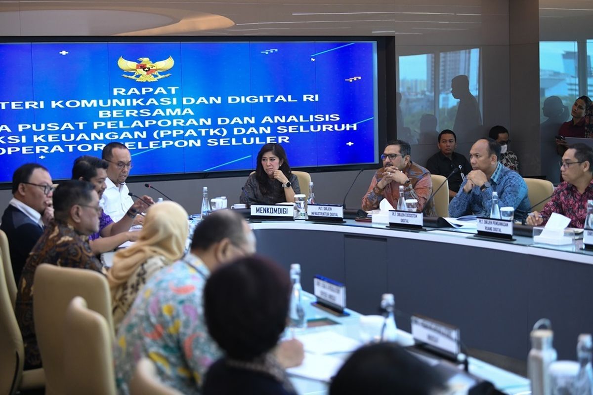 Menkomdigi Meutya Hafid dalam dalam Rapat Koordinasi bersama Pusat Pelaporan dan Analisis Transaksi Keuangan (PPATK) dan perwakilan Operator Telekomunakasi Seluler di Kantor Kementerian Komdigi, Jakarta Pusat, Selasa (03/12/2024).