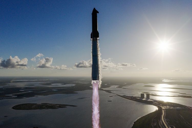 SpaceX tengah menyiapkan IPO pada 2026 dengan target dana lebih dari 25 miliar dollar AS. Jika terealisasi, valuasi perusahaan Elon Musk itu bisa melampaui 1 triliun dollar AS.