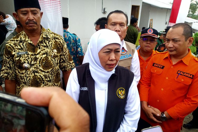Gubernur Jawa Timur Khofifah Indar Parawansa menjawab pertanyaan wartawan pada sesi door stop di Kecamatan Panggungrejo, Kabupaten Blitar, Kamis (25/1/2024).
