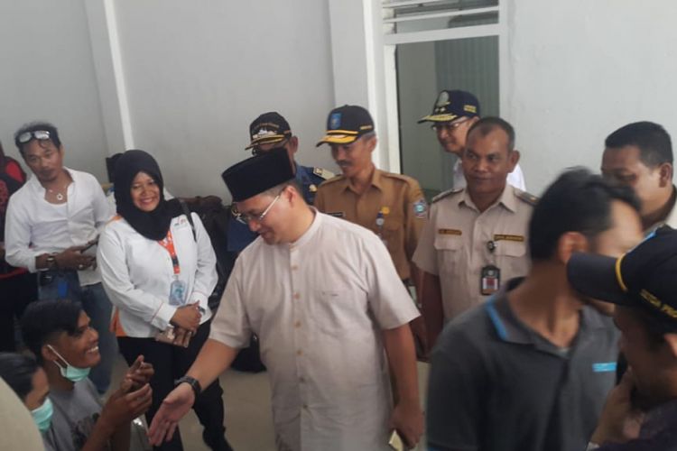 Gubernur Kepulauan Bangka Belitung Erzaldi Rosman (kopiah hitam) saat peninjauan pergerakan arus mudik di Pelabuhan Pangkalbalam Pangkal Pinang. 