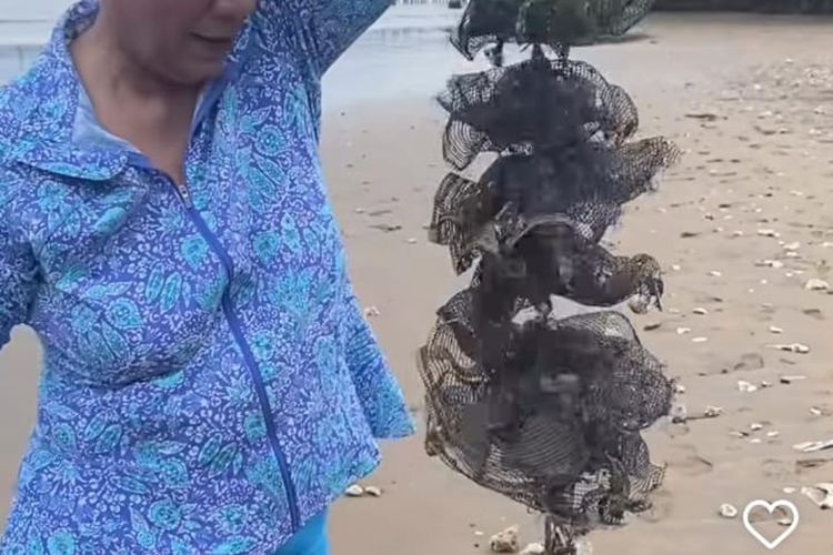 Mantan Menteri KKP Susi Pudjiastuti memperlihatkan beragam sampah yang ada di pantai saat ia hendak berenang bersama keluarganya. 