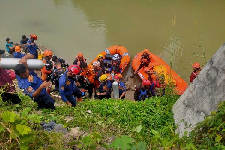 Remaja Tenggelam di Sungai Cileungsi, Pencarian 5 Jam, Jasad Ditemukan 7 Meter dari Titik Awal