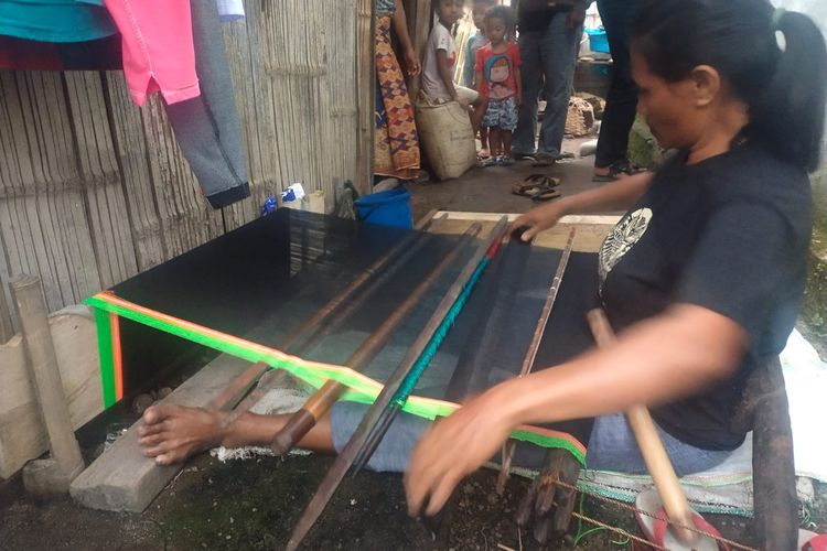 Petronela Evi (46), seorang penenun kain tenun Puncatiti di Kampung Wangkar, Desa Ranamese, Kecamatan Congkar, Kabupaten Manggarai Timur, Nusa Tenggara Timur, Sabtu, (11/3/2023) sedang menenun kain tenun Puncatiti. 