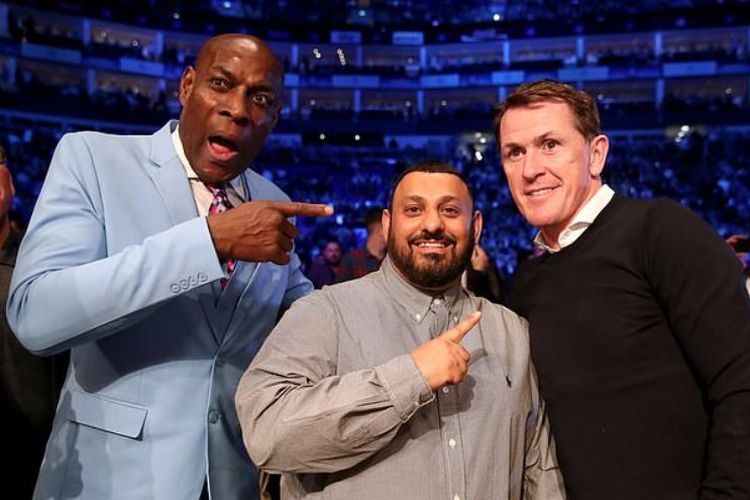 Frank Bruno (kiri) dan Naseem Hamed (tengah)