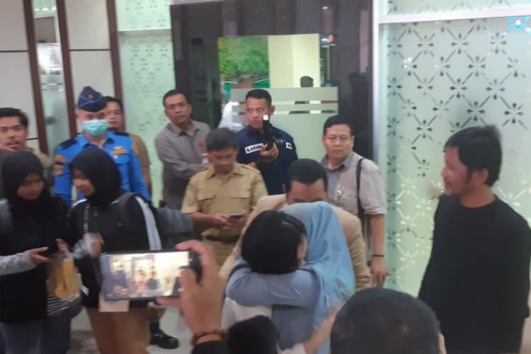 Yayu dipeluk ibu dan ayahnya setibanya di Bandara Haluoleo Kendari