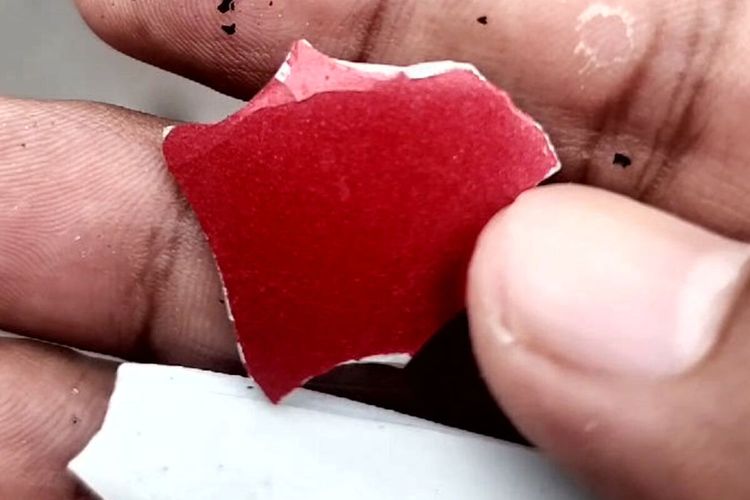 Serpihan cat dan potongan talang air mobil yang diambil dari lokasi kejadian telah menuntun polisi pada pelaku tabrak lari di Jalan Kenari, Kota Blitar, Minggu (15/12/2024)