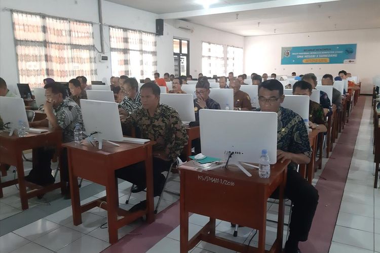 Sebanyak 51 pejabat ikuti tes tulis makalah untuk open bidding atau lelang jabatan di SMAN 1 Sumedang, Kamis (15/8/2019).