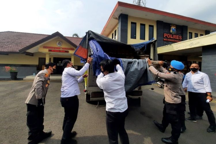 Truk pengangkut telur busuk milik pengusaha sembako asal Kabupaten Jombang, diamankan petugas ke Mapolres Kota Mojokerto, Jawa Timur.