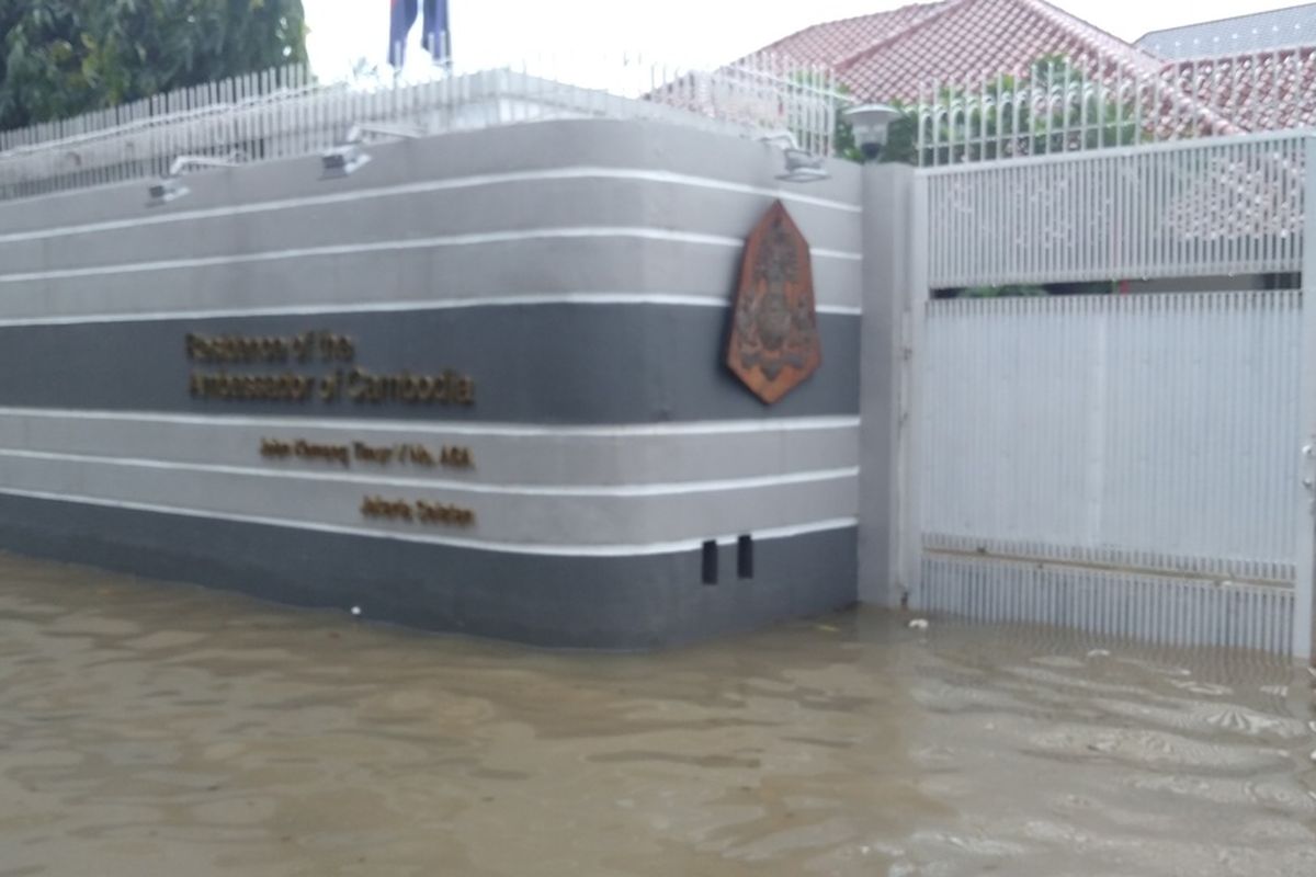 Rumah kediaman duta besar Kamboja untuk Indonesia di Jalan Kemang Timur V terendam banjir, Selasa (25/2/2020).