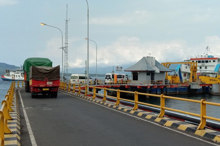 Antrean kendaraan hendak masuk ke Pelabuhan ASDP Ketapang 