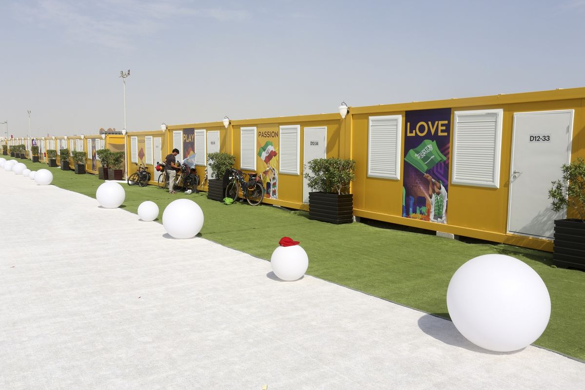 Fan village di Doha saat Piala Dunia Qatar, 10 November 2022. Sebanyak 10.000 kabin dan karavan bekas Piala Dunia ini akan disumbangkan untuk korban gempa Turkiye dan Suriah.