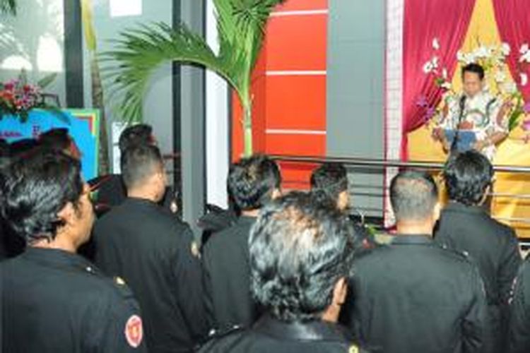  Bupati Semarang Mundjirin mengukuhkan Pam Swakarsa Brawijaya di Bandungan, Minggu (12/7/2015) 