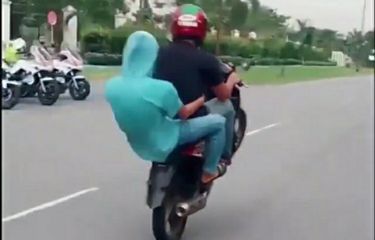 Viral, Video 2 Pelajar Standing Motor di Depan Sejumlah Polisi ...