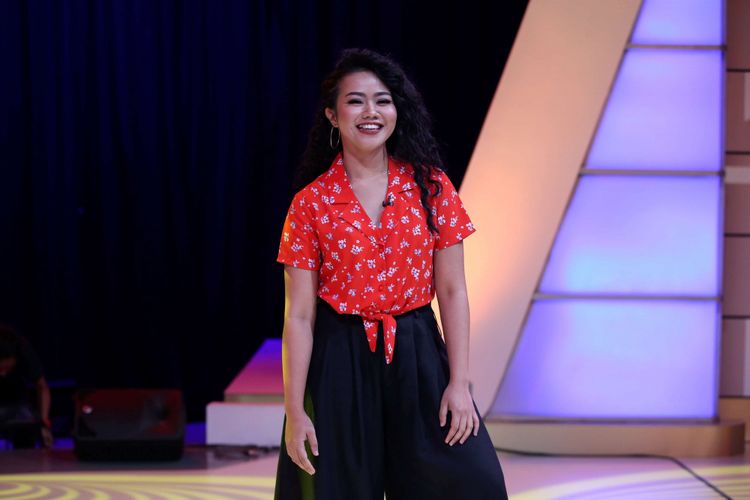 Penyanyi Yura Yunita tampil di acara Selebrasi (Selebritas Beraksi) di Studio Kompas TV, Jakarta, Selasa (24/4/2018). Yura Yunita, Penyanyi Wanita Terbaik dan Pencipta Lagu Terbaik versi AMI Awards 2017, mengenalkan singel terbarunya, yang berjudul Harus Bahagia.