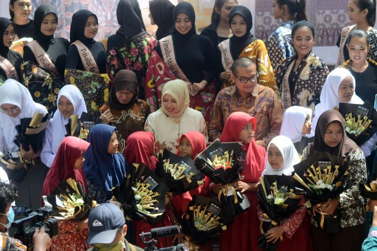 Istri Menteri Pariwisata dan Ekonomi Kreatif/Kepala Badan Pariwisata dan Ekonomi Kreatif (Menparekraf/Baparekraf) Nur Asia Uno berfoto bersama anggota komunitas pembatik cilik yang diinisiasi oleh Yayasan Pendidikan Astra ? Michael D Ruslim (YPA-MDR) Kecamatan Pandak, Kabupaten Bantul, Yogyakarta, Selasa (26/7/2022).