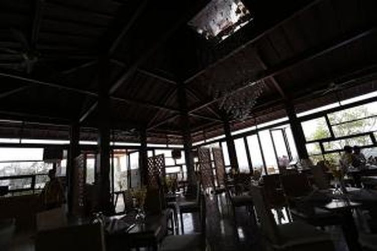 Interior restoran Abhayagiri di Desa Sumberwatu, Yogyakarta. 