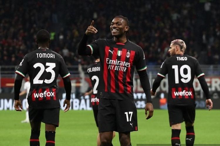 Winger AC Milan Rafael Leao merayakan golnya ke gawang Sampdoria pada laga pekan ke-36 Liga Italia 2022-2023 di Stadion San Siro, Minggu (21/5/2023) dini hari WIB. Terkini, Rafael Leao memperpanjang kontraknya di AC Milan hingga Juni 2028. 