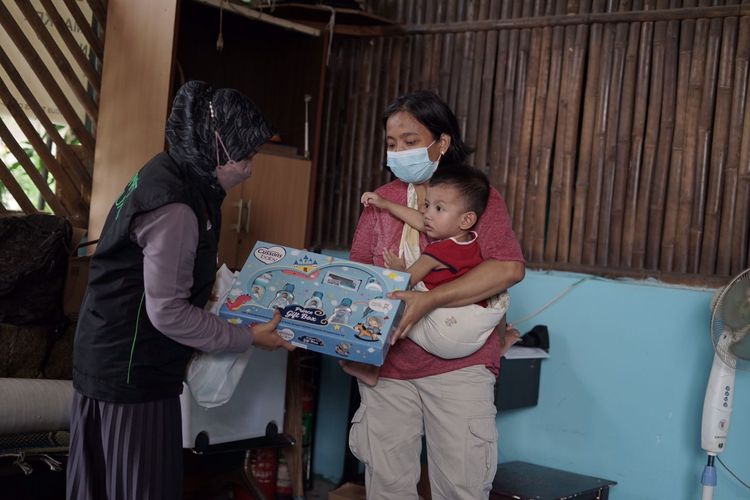 Relawan Dompet Dhuafa salurkan donasi baby gift dari program peduli kebaikan bareng PZ Cussons Baby Indonesia di kawasan Kebayoran Lama, Jakarta Selatan, Jumat (22/7/2022).
