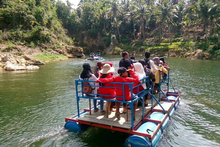 Tempat wisata Air Terjun Sri Gethuk di Gunungkidul, Yogyakarta.