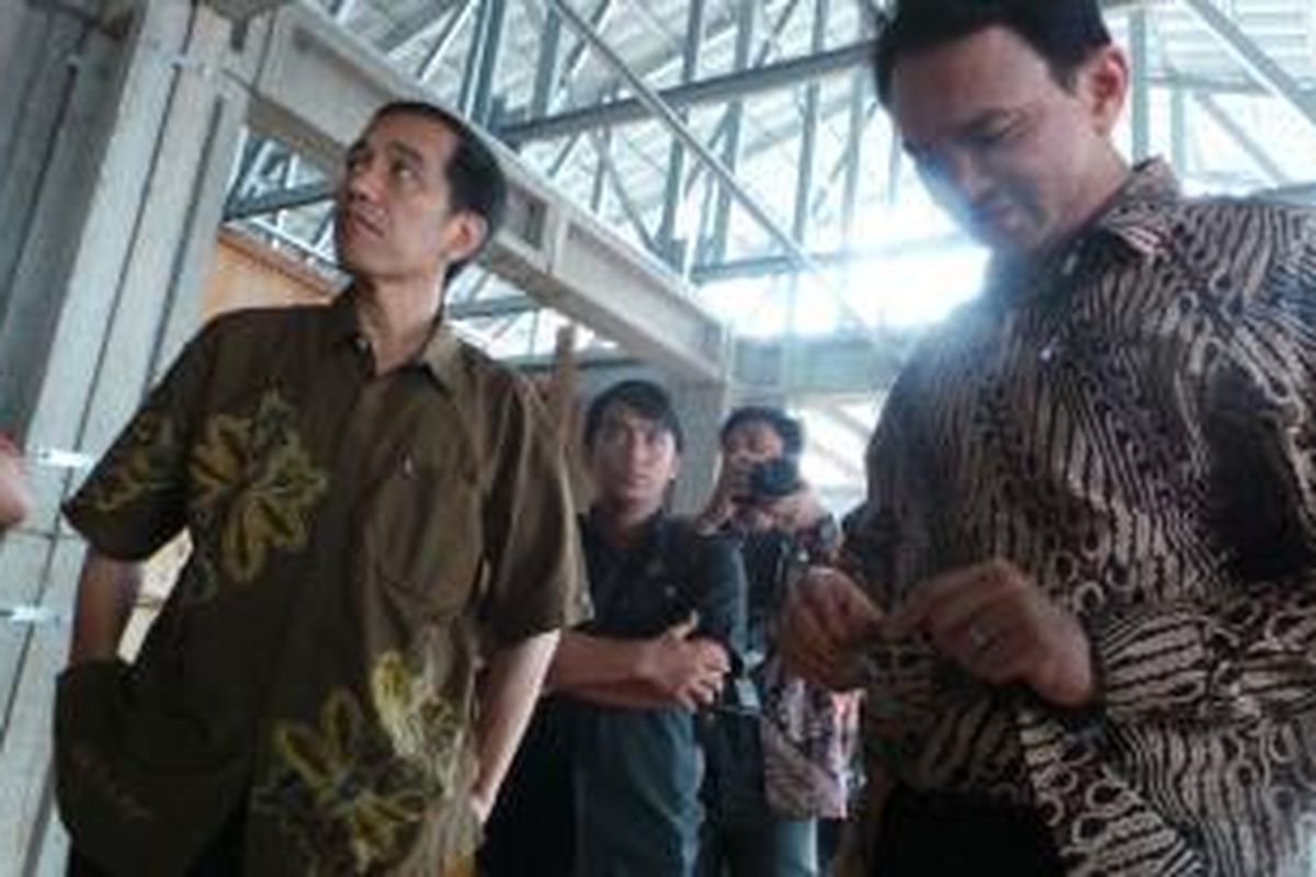 Gubernur DKI Jakarta Joko Widodo (kiri) dan Wakil Gubernur Basuki Tjahaja Purnama meninjau pembangunan kampung deret di Petogogan, Jakarta Selatan, Kamis (27/2/2014).