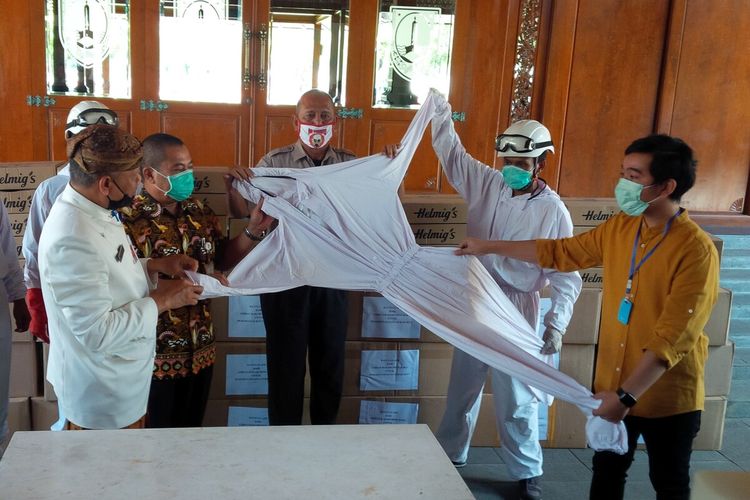 Putra sulung Presiden Jokowi, Gibran Rakabuming Raka menyerahkan APD secara simbolis kepada Sekda Solo Ahyani di Balai Kota Solo, Jawa Tengah, Kamis (9/4/2020).