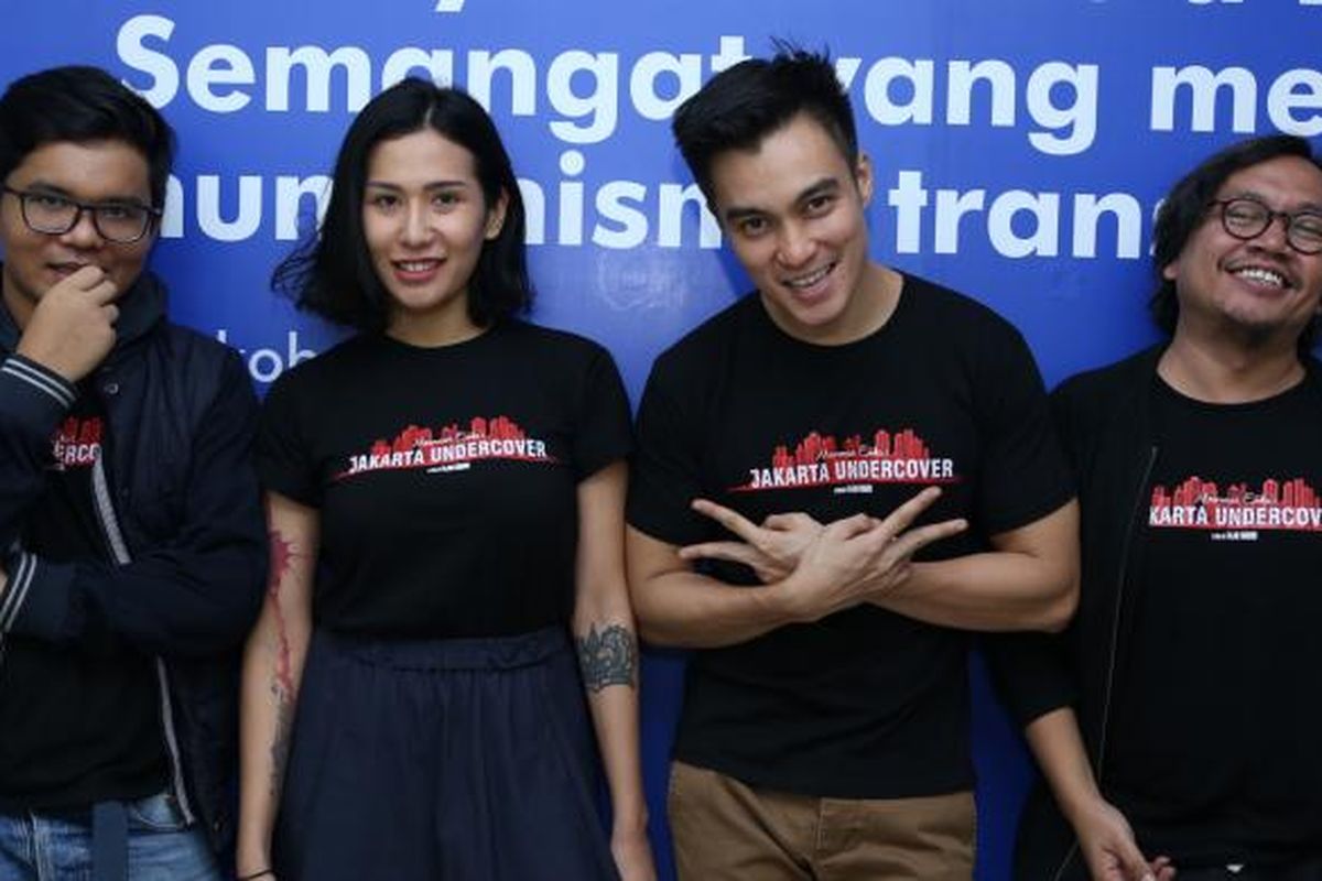 Sutradara Fajar Nugros (paling kiri) dan produser eksekutif Moammar Emka (paling kanan) serta dua pemain film Jakarta Undercover, Tiara Eve (kedua dari kiri) dan Baim Wong (kedua dari kanan), mempromosikan film mereka di kantor Redaksi Kompas.com, Jakarta, pada Selasa (31/1/2017). 