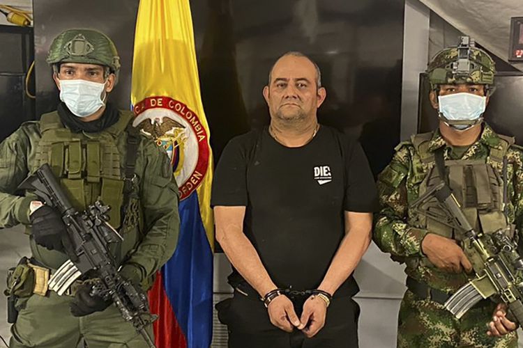 Foto yang dirilis Biro Pers Kepresidenan Kolombia menunjukkan salah satu gembong narkoba terkenal di sana, Dairo Antonio Usuga atau Otoniel dipamerkan di media di pangkalan militer Necocli, Kolombia, pada Sabtu 23 Oktober 2021.