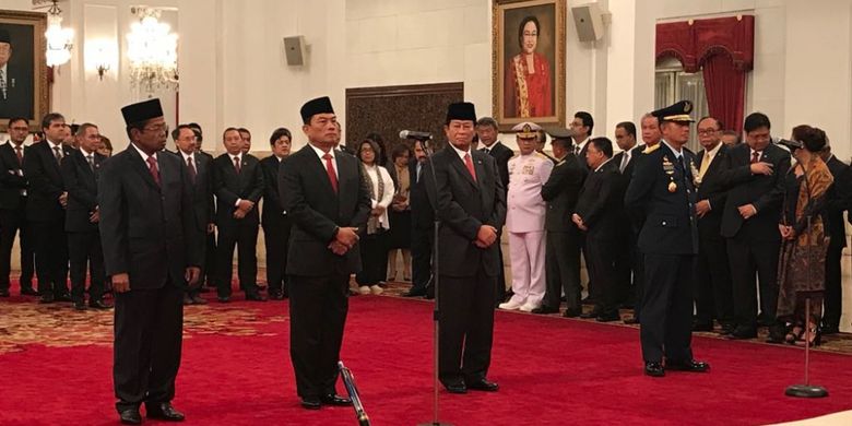 (Dari kiri ke kanan) Idrus Marham, Jenderal TNI (purn) Moeldoko, Agum Gumelar dan Marsekal Madya TNI Yuyu Sutisna saat pelantikan di Istana Negara, Jakarta, Rabu (17/1/2018).