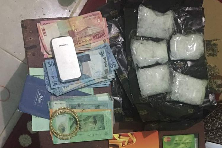 Barang bukti yang diamankan Polres Nunukan dari Rasmidah warga Pinrang yang menyelundupkan 5 bungkus sabu-sabu. Sabu-sabu seberat 250 gram itu diamankan polisi dari tas pedagang makanan dan kosmetik dari Malaysia. 