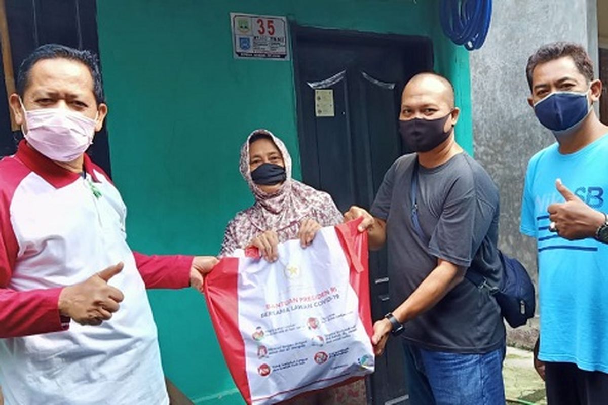 Kepala Badan Pendidikan penelitian dan penyuluhan sosial (BP3S) Syahabuddin, saat meninjau distribusi bansos di Tangerang selatan.