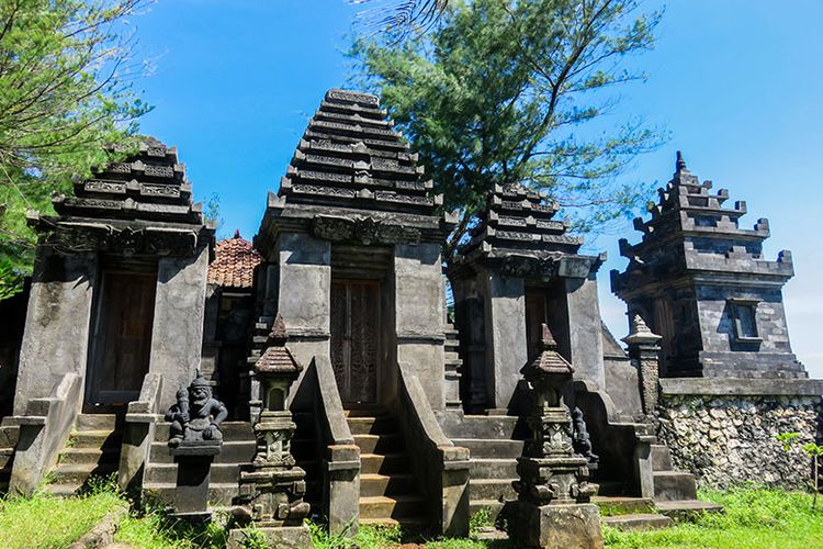 Pura Segara Wukir di Pantai Ngobaran, Gunungkidul, Yogyakarta.