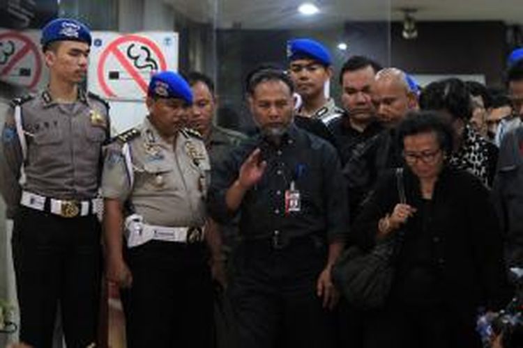 Wakil Ketua KPK Bambang Widjojanto didampingi kuasa hukumnya usai diperiksa oleh penyidik Bareskrim Polri, Jakarta, Selasa (3/2/2015). Bambang adalah tersangka kasus dugaan menyuruh saksi memberikan keterangan palsu dalam sidang di Mahkamah Konstitusi (MK) terkait sengketa pilkada di Kotawaringin Barat pada 2010 silam.