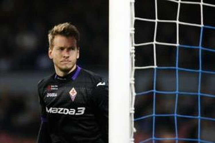 Penjaga gawang Fiorentina, Neto.