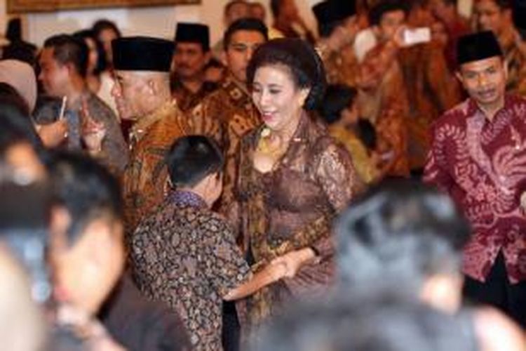 Menteri Kelautan dan Perikanan Susi Pudjiastuti berbicara dengan cucunya sebelum melakukan sumpah jabatan menteri di Istana Negara, Jakarta, Senin (27/10/2014).