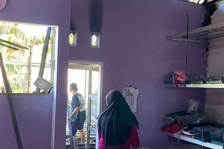 TERBAKAR—Sebuah gudang boneka di Perum Puri, Kelurahan Setono, Kecamatan Jenangan, Kabupaten Ponorogo terbakar, Minggu (9/4/2021) malam. Kebakaran itu diduga dipicu percikan kembang api yang jatuh di gudang tersebut.