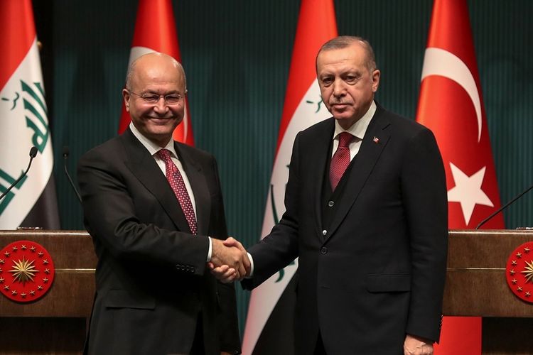 Presiden Turki Recep Tayyip Erdogan (kanan) berjabat tangan dengan Presiden Irak Barham Saleh usai pertemuan di Ankara, Kamis (3/1/2019).