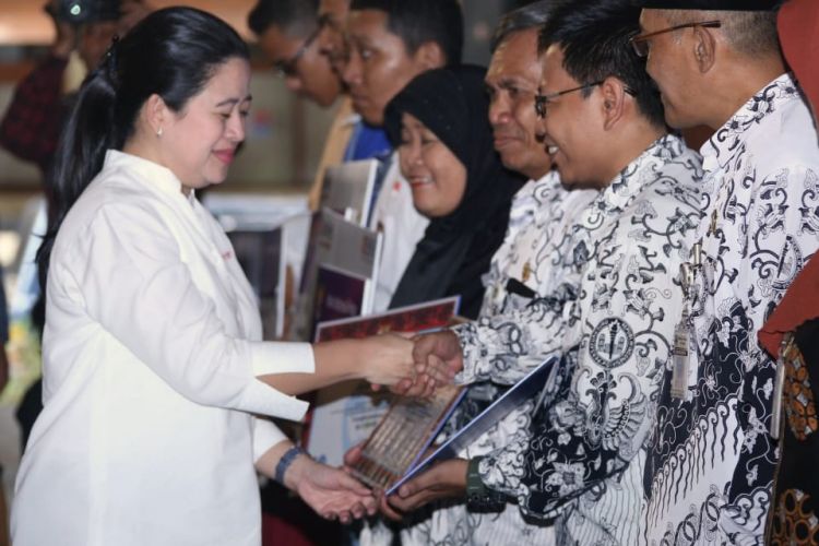 Menko PMK, Puan Maharani saat turun langsung menyampaikan program bantuan sosial yang diberikan oleh pemerintah di Pendapi Agung Kota Surakarta, Surakarta, Jumat (9/11/2018).