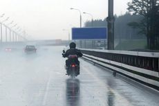 Perbekalan Menerobos Hujan dengan Motor