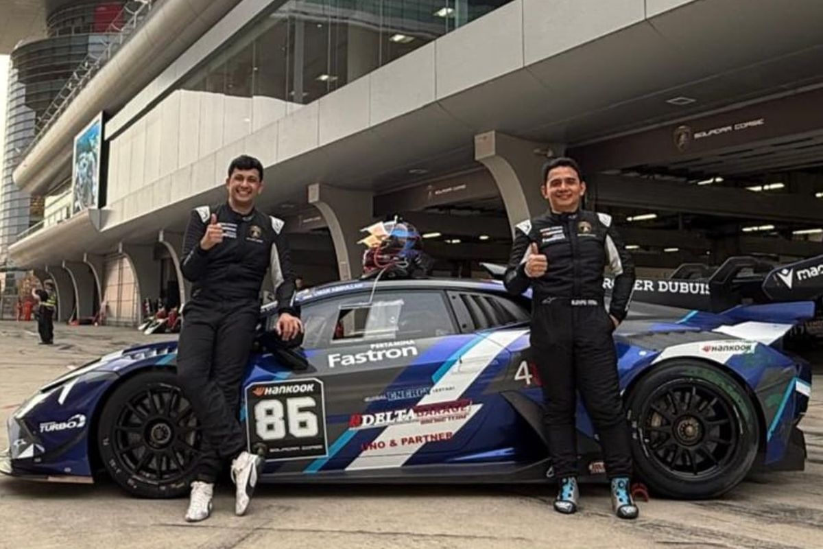 Pebalap Indonesia Umar Abdullah dan Dypo Fitra naik podium di ajang Lamborghini Super Trofeo Asia 2025.