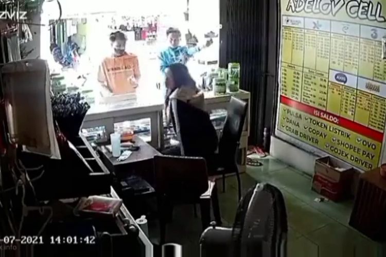 Aksi pencurian dua orang pria saat menggasak handphone di salah satu kios di Jalan Bukit Raya, Kebon Bawang, Tanjung Priok, Jakarta Utara terekam kamera CCTV.